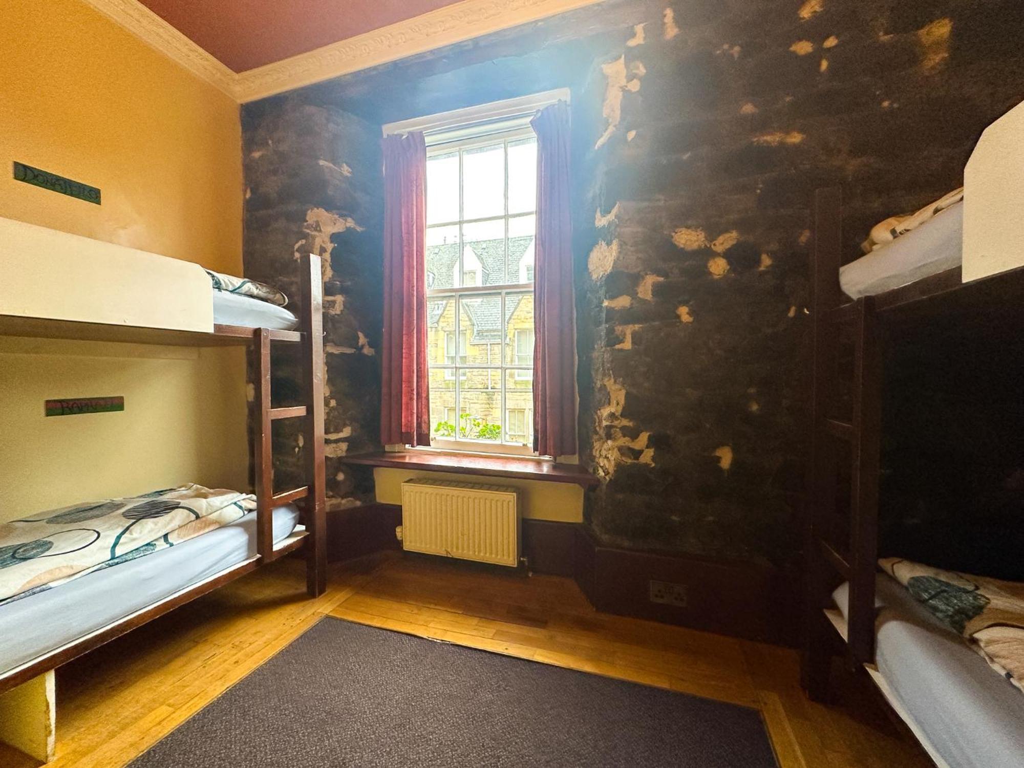 High Street - Over 18s Only, Backpackers Atmosphere (adults Only) *